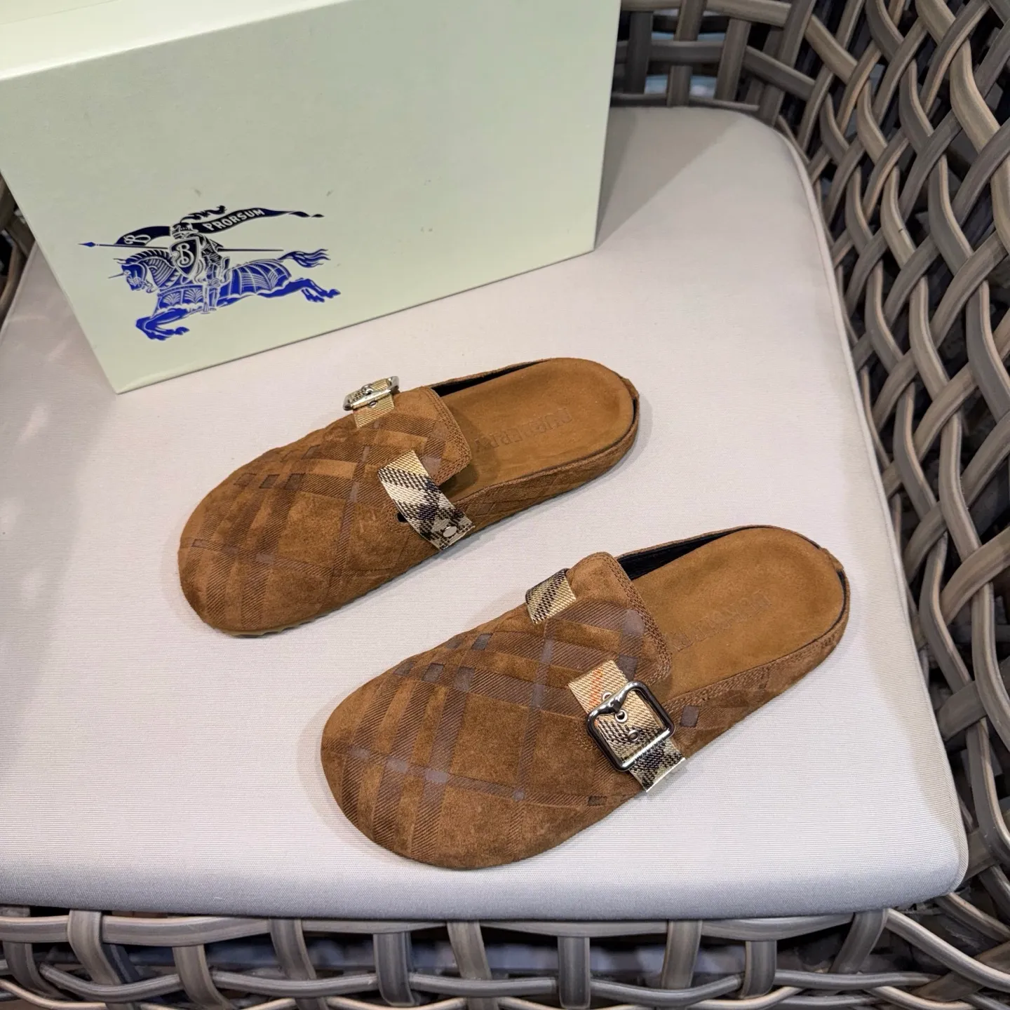 Men's Men's Shoes 💰360 [New Style] 🐝🐝Burberry New Burberry - Men's Checked Leather Urchin Half-Flop Sandal Made of soft suede cowhide and calfskin, these half-flop sandals feature an adjustable B-shaped buckle strap and are decorated with the signature sand-colored Burberry check in jacquard worsted. The upper wraps around the midsole and is paired with a sole made of the same upper material with an embossed logo on the heel and a wavy rubber outsole embellished with the Burberry lettering. Fashionable and casual! Comes with full set of original packaging dust bag! Code number: 39-40-41-42-43-44 standard code (38/45 can be customized and returns and exchanges are not supported)